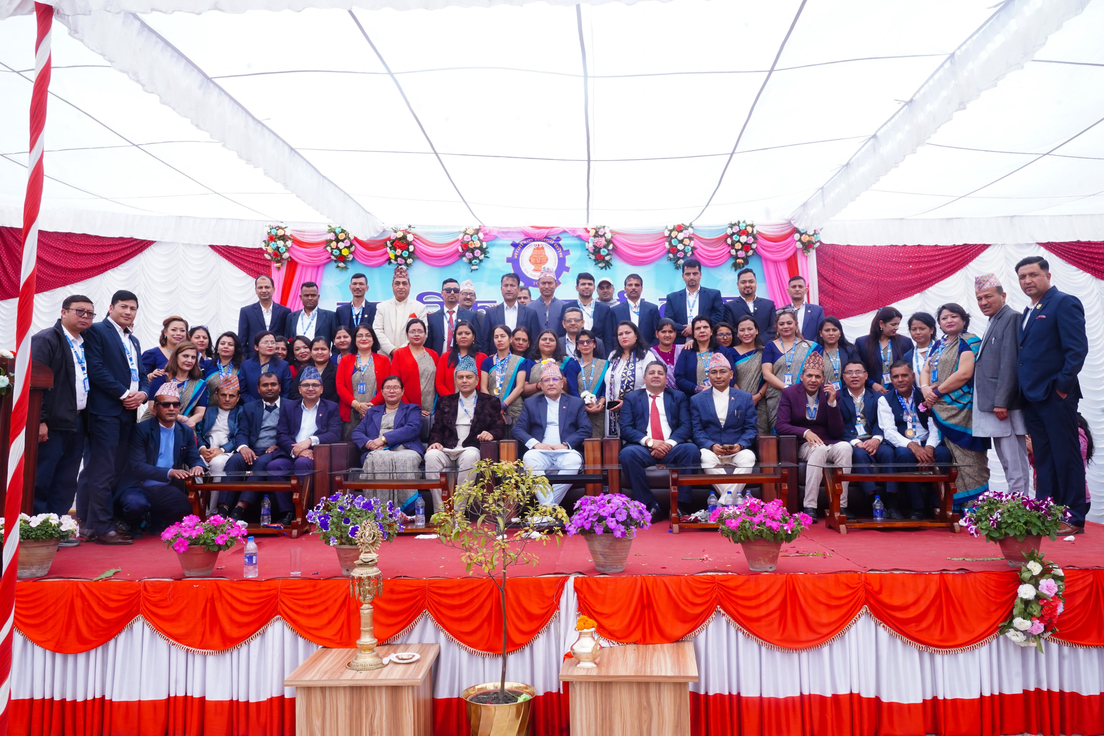 कर्मचारीहरूको सामूहिक तस्बिर